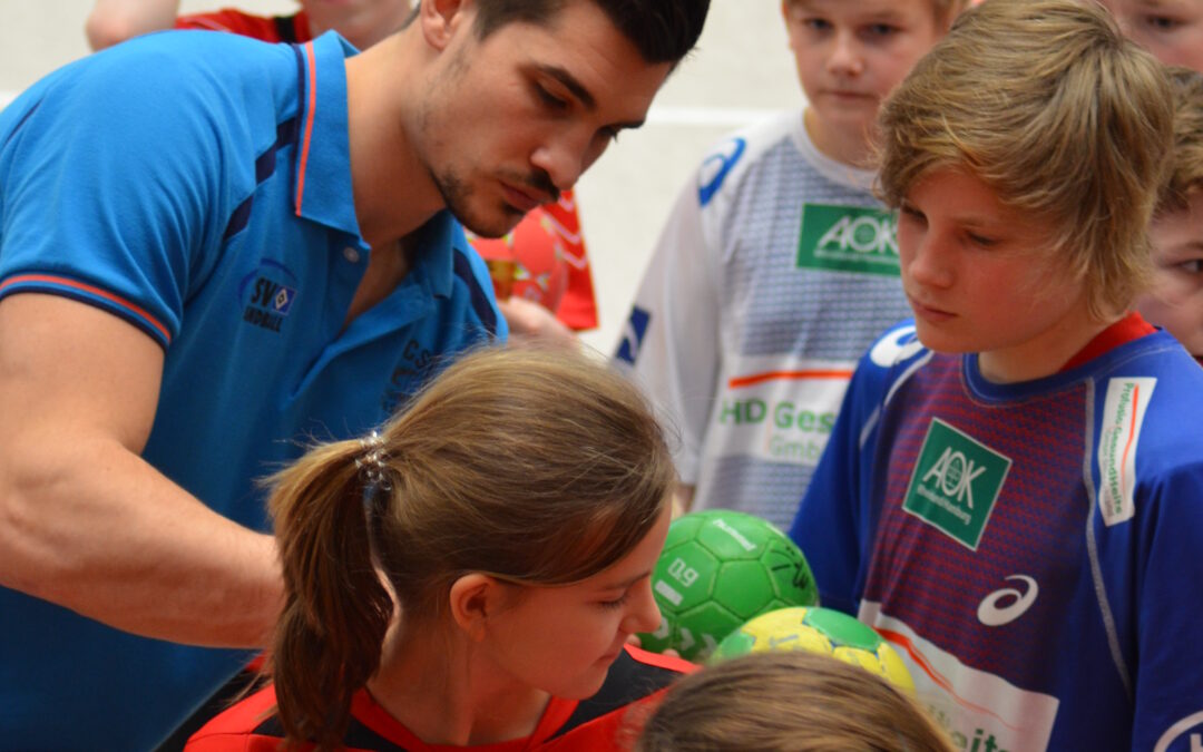 Handball-Ferienfreizeit in Horneburg mit Welt- und Europameister Kentin Mahé vom HSV-Handball